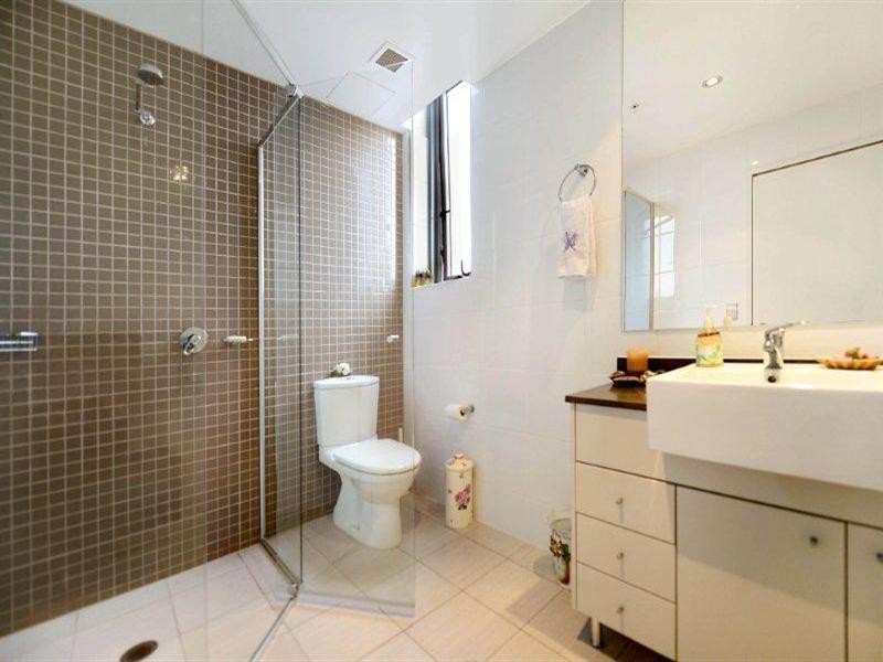 4 Como Crescent, Southport QLD 4215