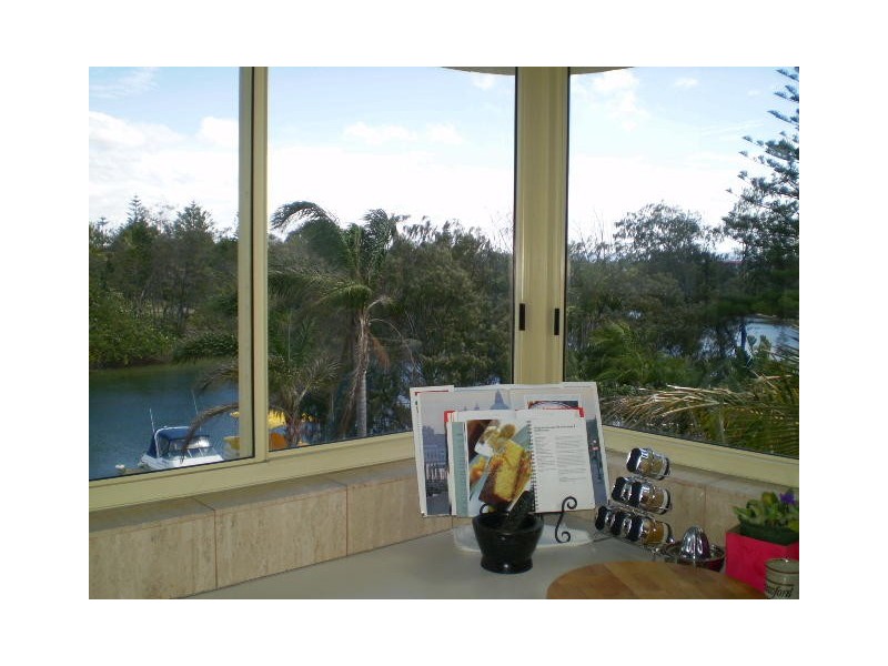 21 Contessa. 1 Serisier Avenue, Main Beach QLD 4217
