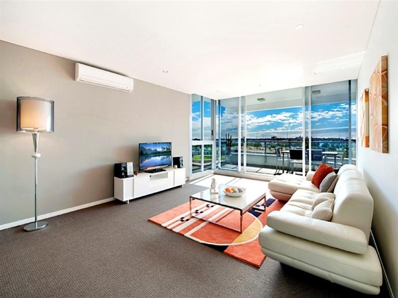 4 Como Crescent, Southport QLD 4215