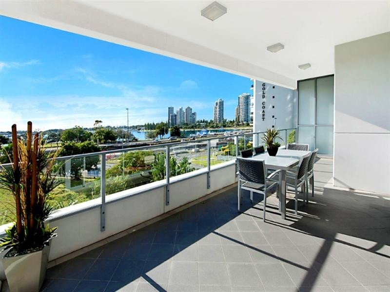 4 Como Crescent, Southport QLD 4215