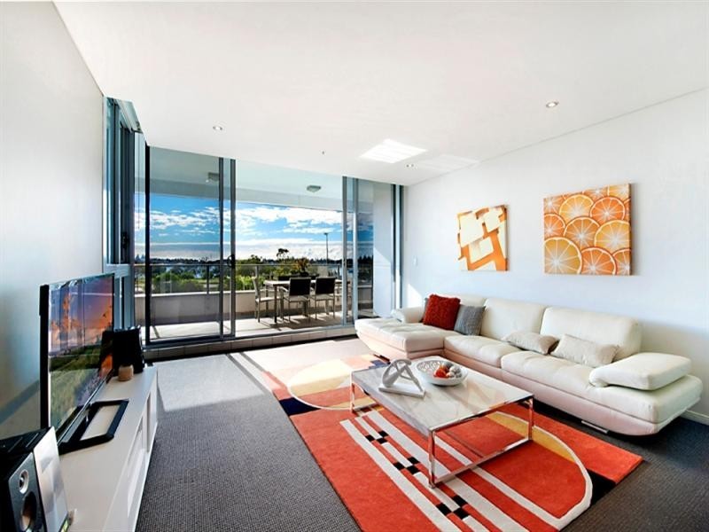 4 Como Crescent, Southport QLD 4215