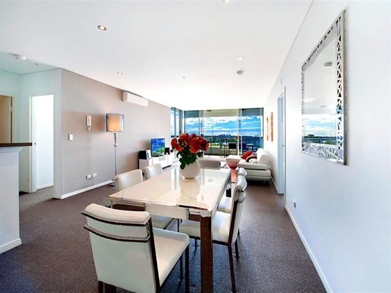 4 Como Crescent, Southport QLD 4215