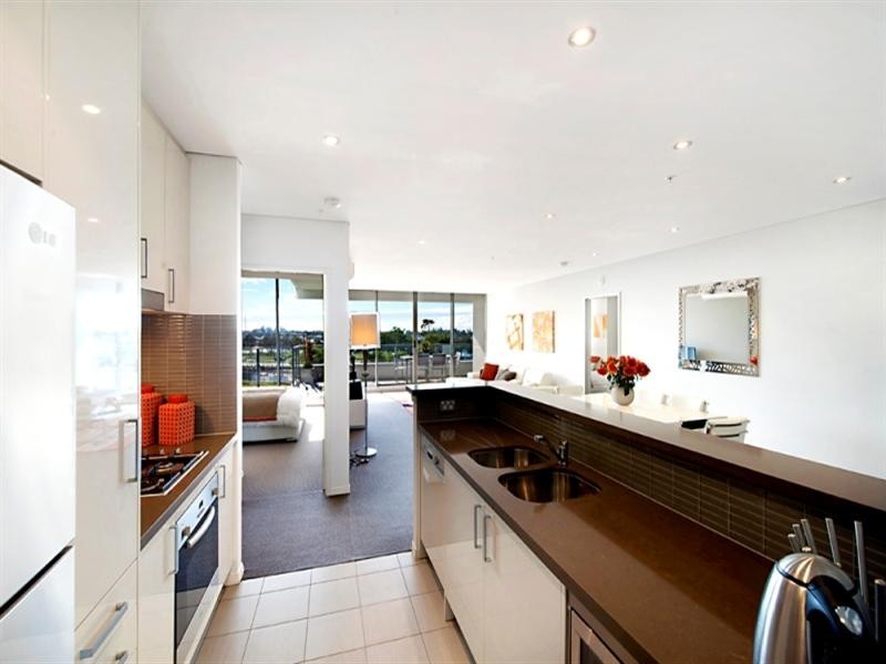 4 Como Crescent, Southport QLD 4215