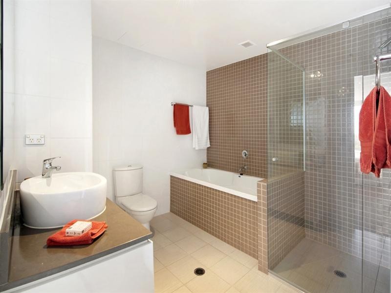 4 Como Crescent, Southport QLD 4215