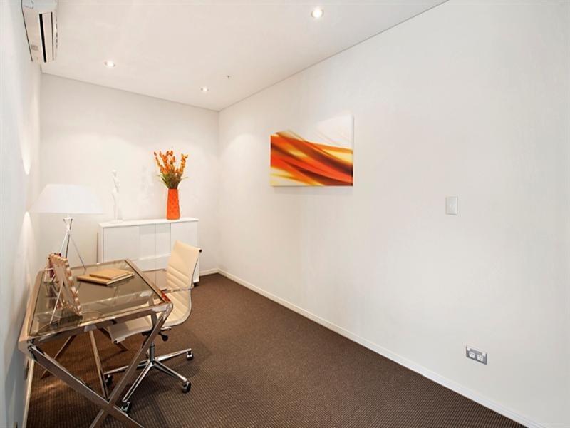 4 Como Crescent, Southport QLD 4215