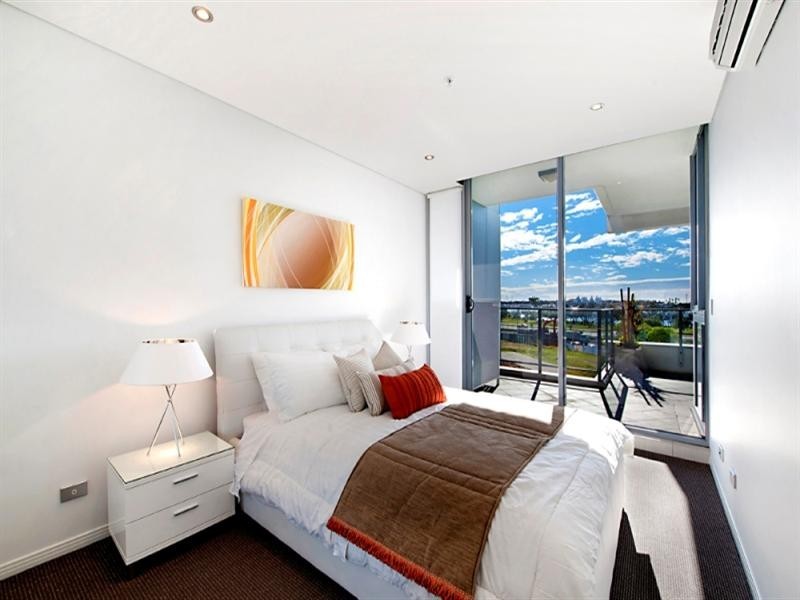 4 Como Crescent, Southport QLD 4215