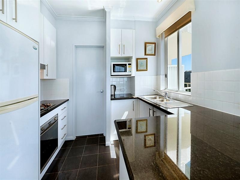 5 Woodroffe Avenue, Main Beach QLD 4217