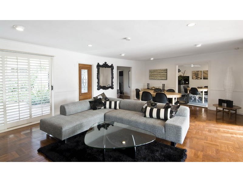 12 The Promenade, Isle Of Capri QLD 4217