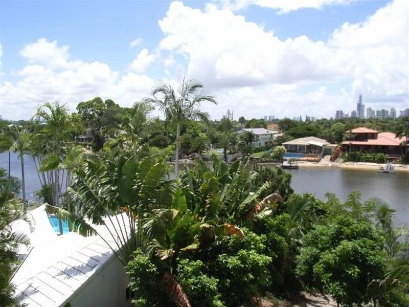 33 T E Peters Drive, Broadbeach QLD 4218