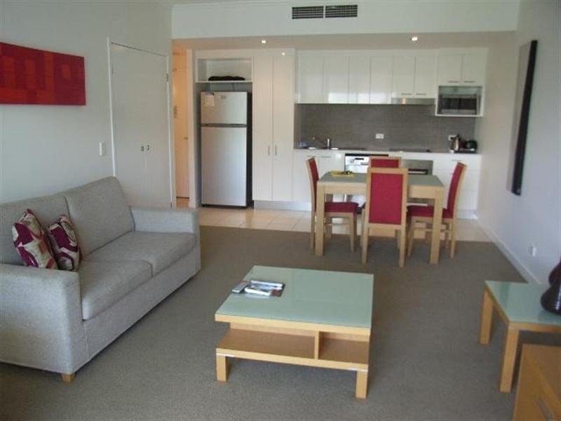 33 T E Peters Drive, Broadbeach QLD 4218