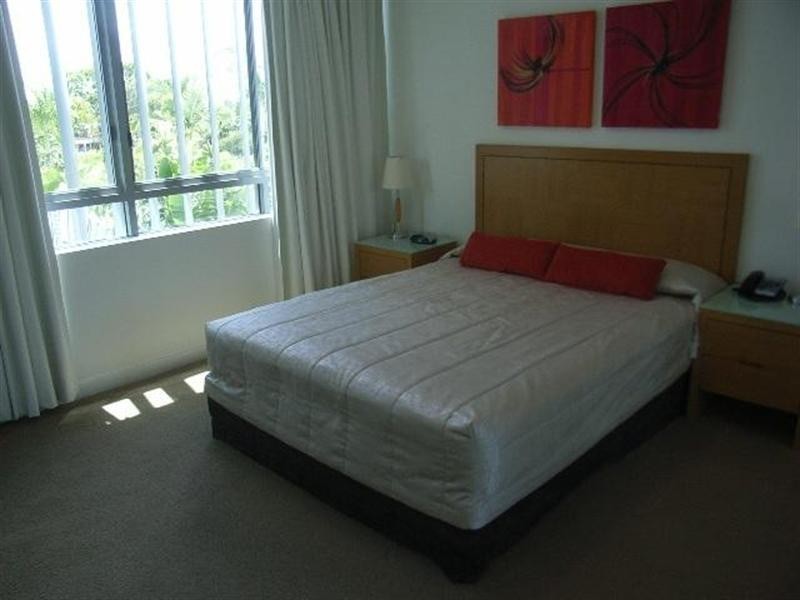 33 T E Peters Drive, Broadbeach QLD 4218