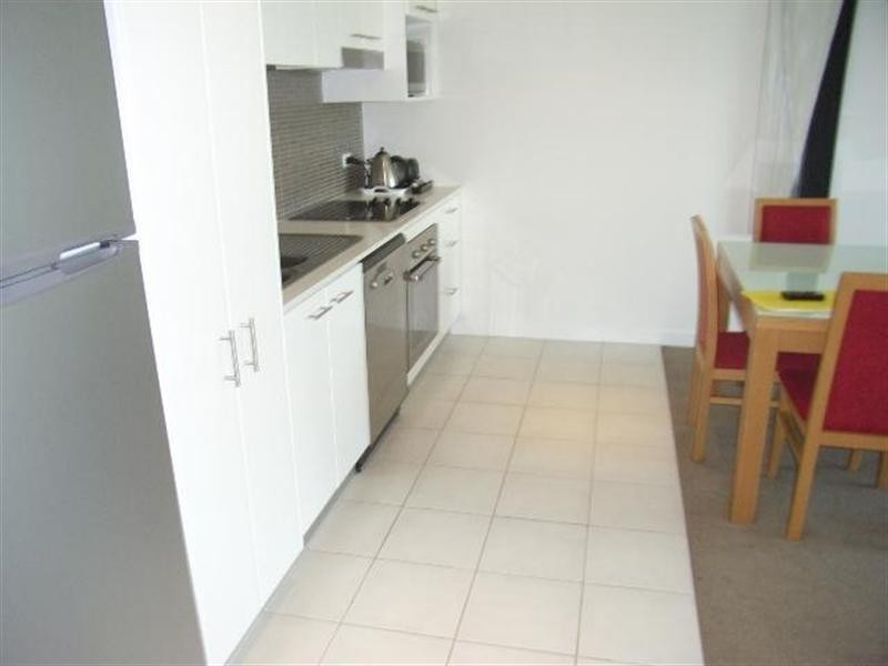 33 T E Peters Drive, Broadbeach QLD 4218