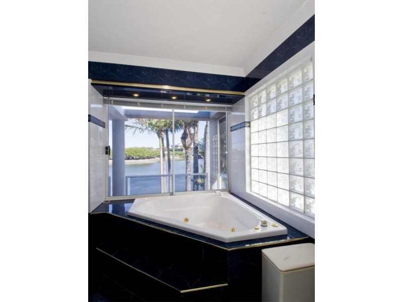 201 Stanhill Drive, Chevron Island QLD 4217