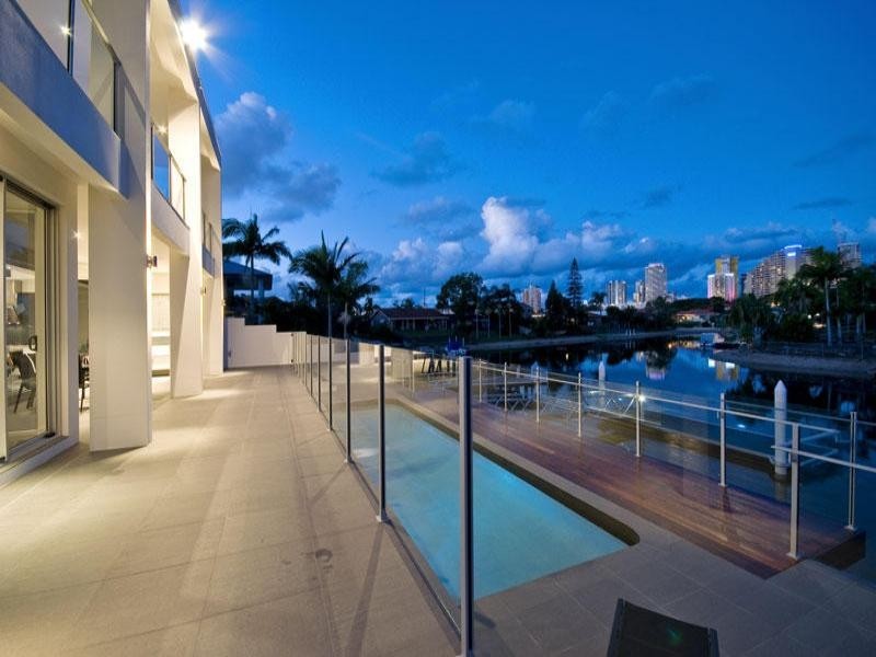 8 Maureen Court, Broadbeach Waters QLD 4218