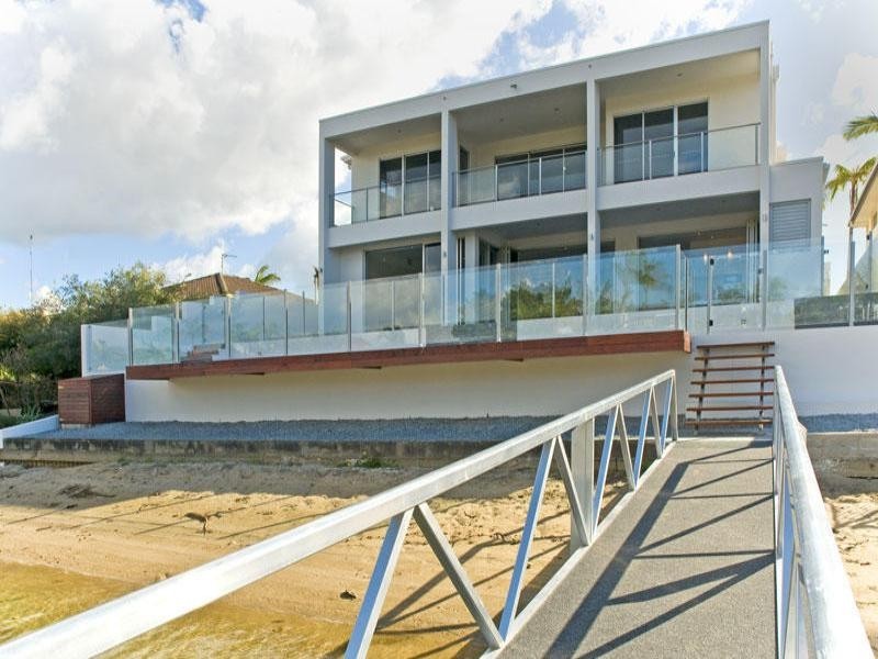 8 Maureen Court, Broadbeach Waters QLD 4218