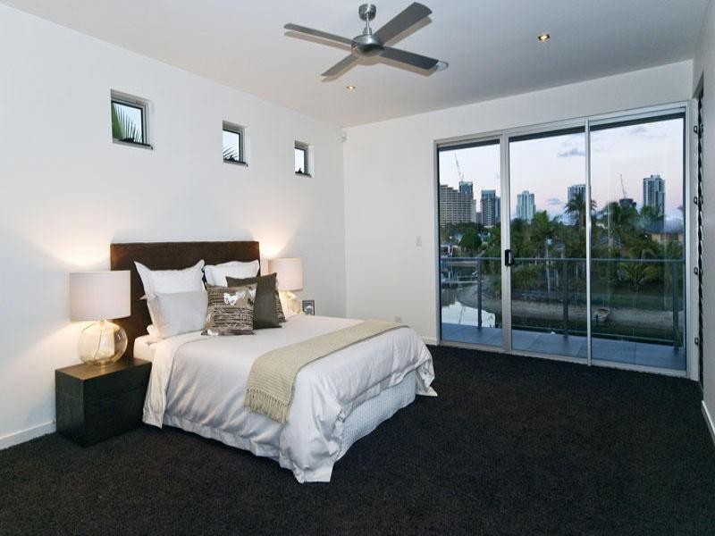 8 Maureen Court, Broadbeach Waters QLD 4218