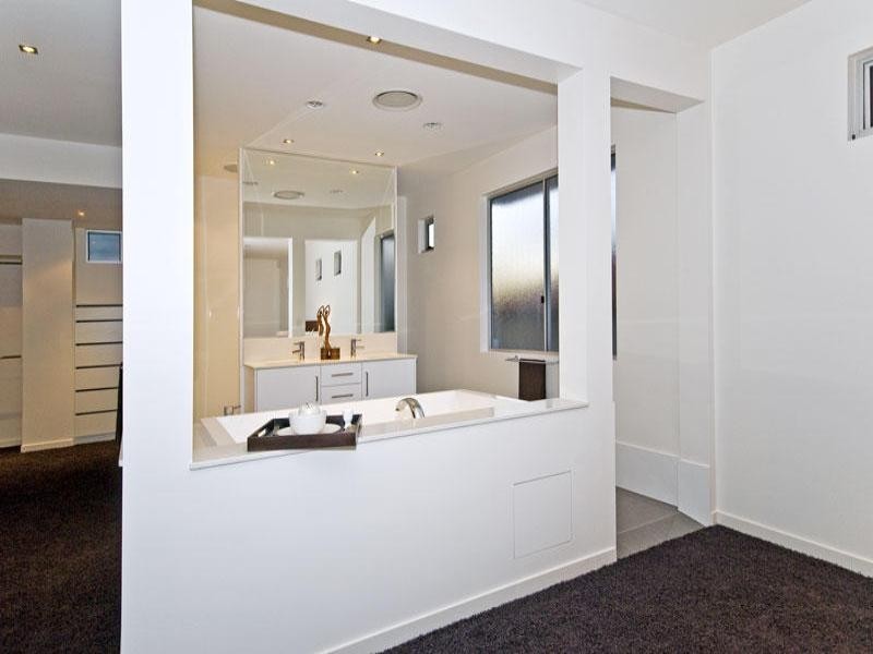 8 Maureen Court, Broadbeach Waters QLD 4218