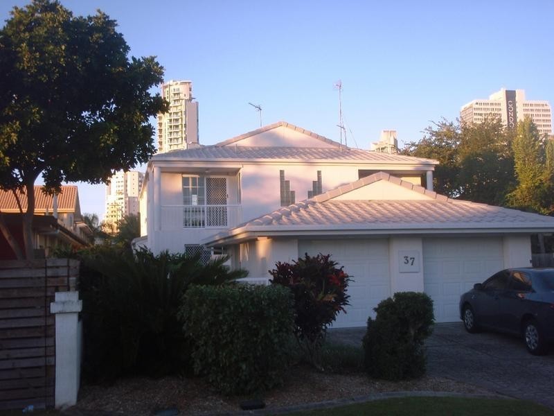 1/37 Darrambal Street, Chevron Island QLD 4217