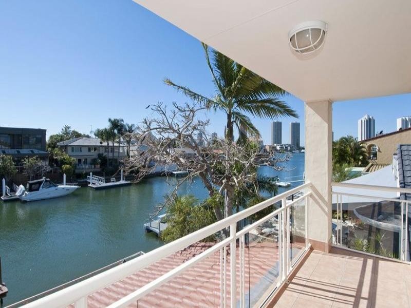 2/133 Stanhill Drive, Chevron Island QLD 4217