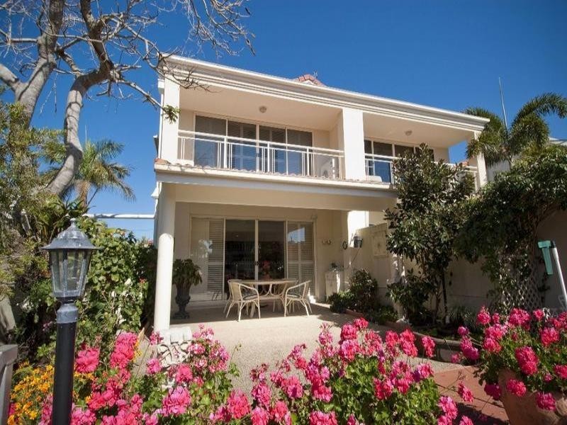 2/133 Stanhill Drive, Chevron Island QLD 4217