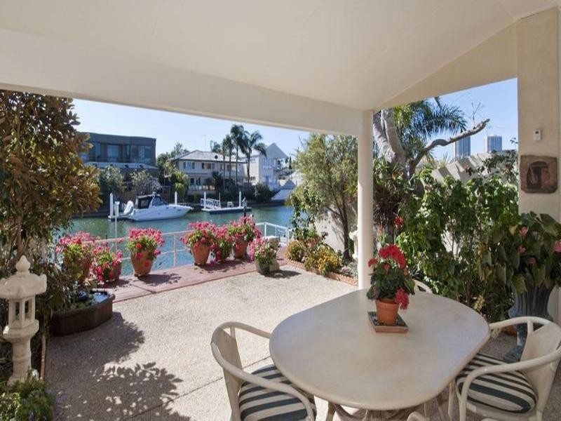 2/133 Stanhill Drive, Chevron Island QLD 4217