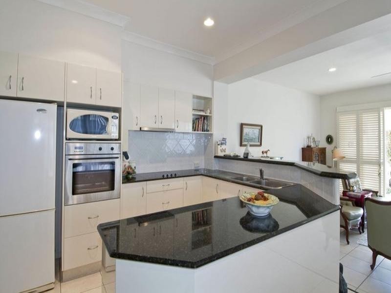 2/133 Stanhill Drive, Chevron Island QLD 4217