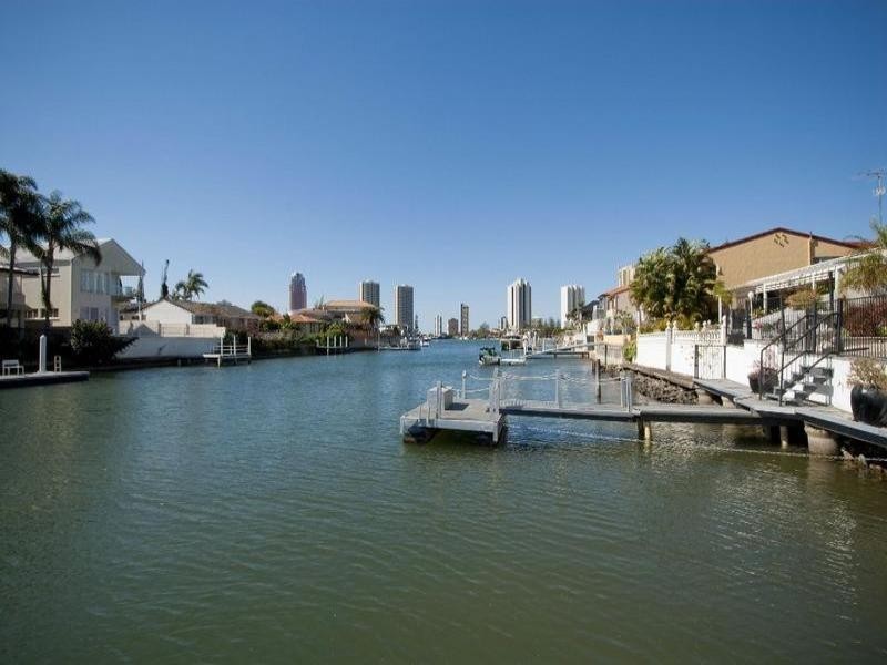 2/133 Stanhill Drive, Chevron Island QLD 4217