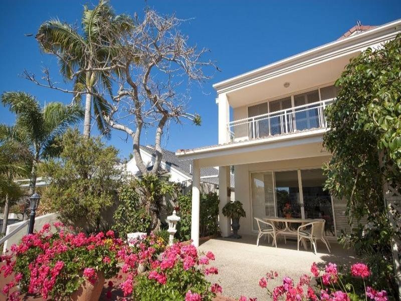 2/133 Stanhill Drive, Chevron Island QLD 4217