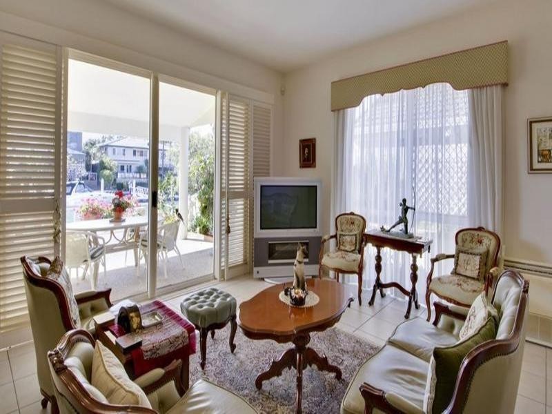 2/133 Stanhill Drive, Chevron Island QLD 4217