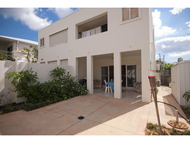 2/22 Mawarra Street, Chevron Island QLD 4217