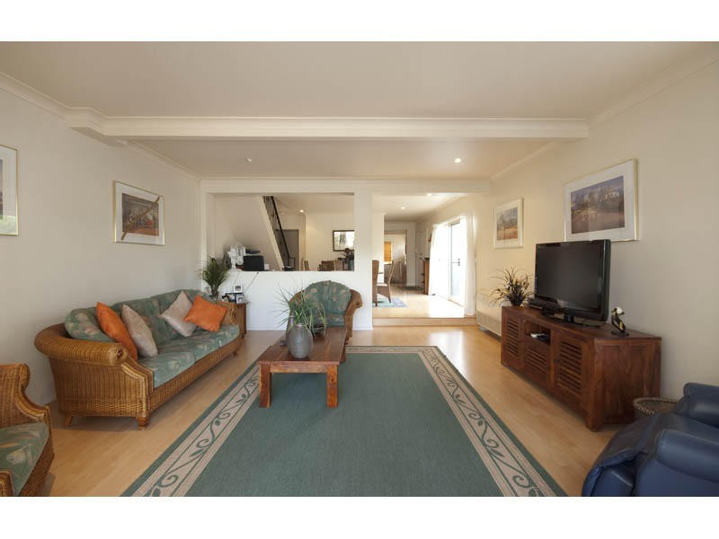 2/22 Mawarra Street, Chevron Island QLD 4217