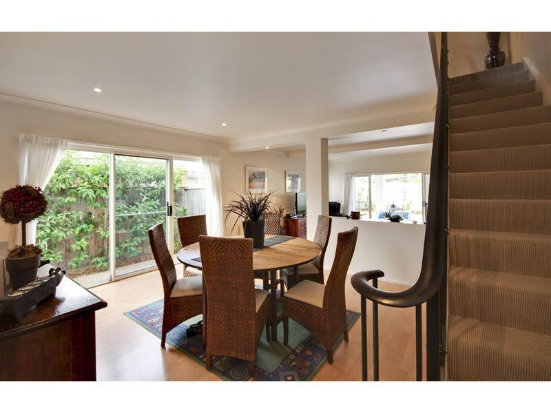 2/22 Mawarra Street, Chevron Island QLD 4217