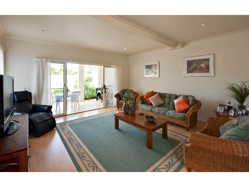 2/22 Mawarra Street, Chevron Island QLD 4217