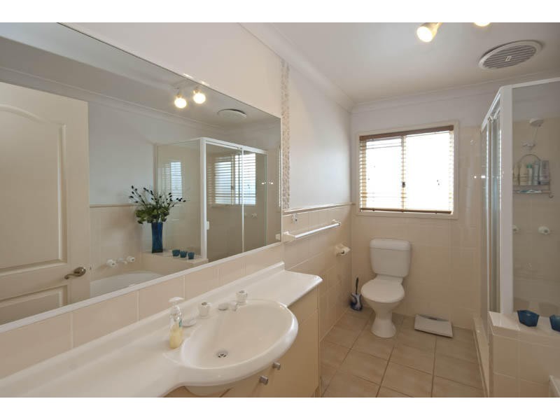 2/22 Mawarra Street, Chevron Island QLD 4217