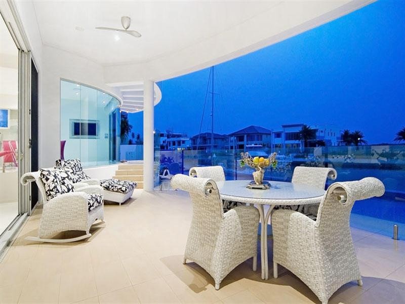 11 Hampton Court, Sovereign Islands QLD 4216