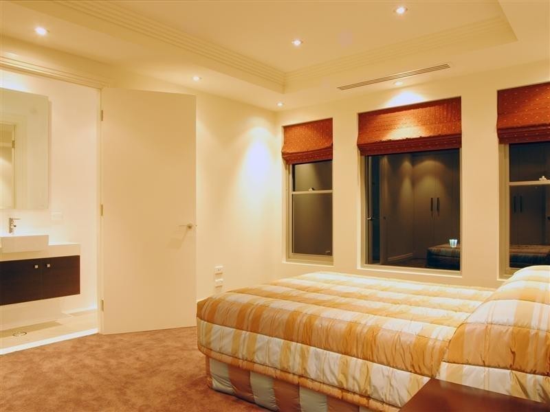 43 Knightsbridge Parade East, Paradise Point QLD 4216