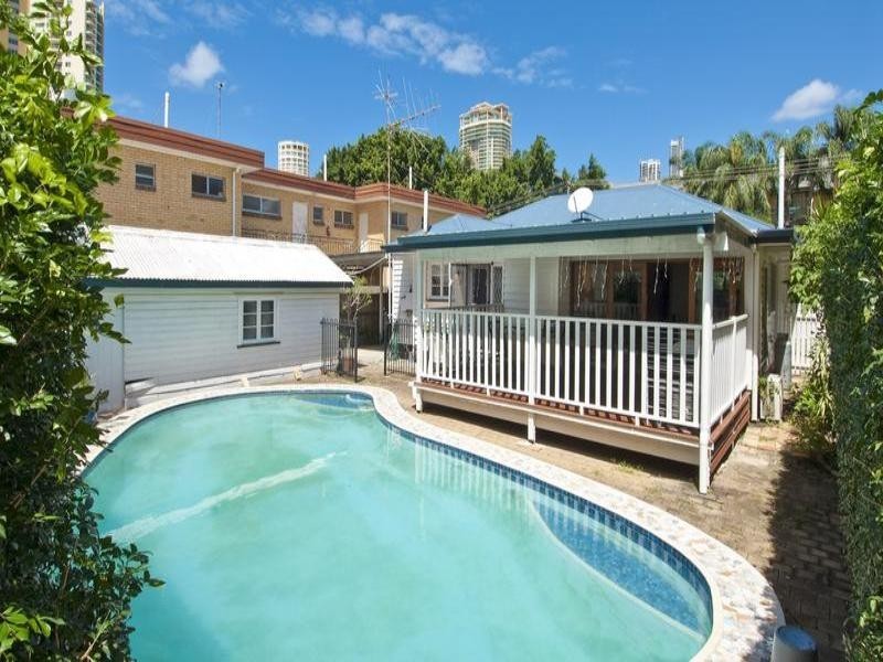 11 Birt Avenue, Surfers Paradise QLD 4217