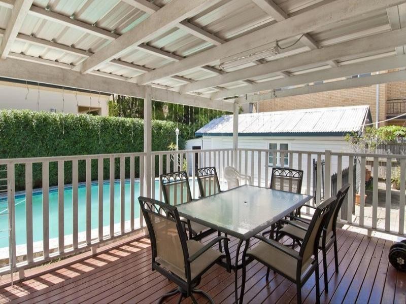 11 Birt Avenue, Surfers Paradise QLD 4217