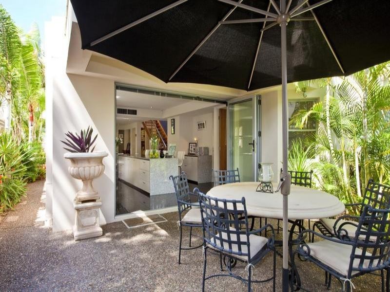 2/24 Mawarra Street, Chevron Island QLD 4217