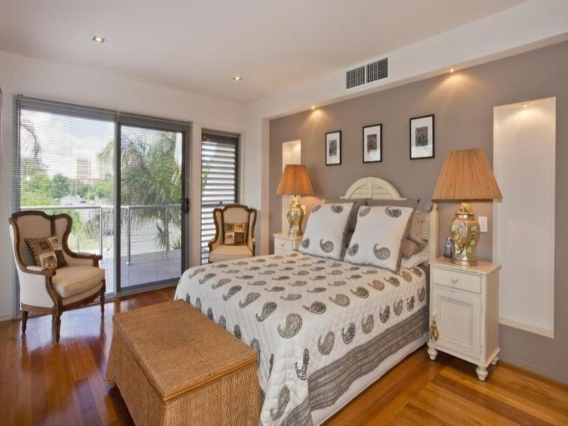 2/24 Mawarra Street, Chevron Island QLD 4217