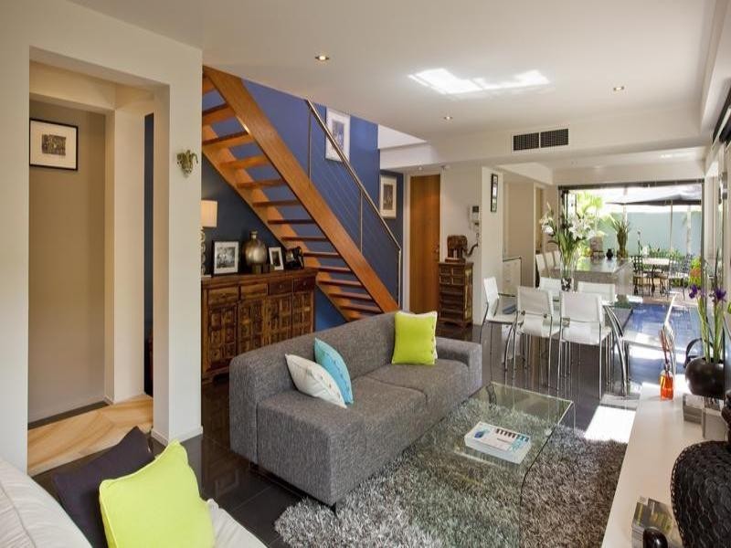 2/24 Mawarra Street, Chevron Island QLD 4217