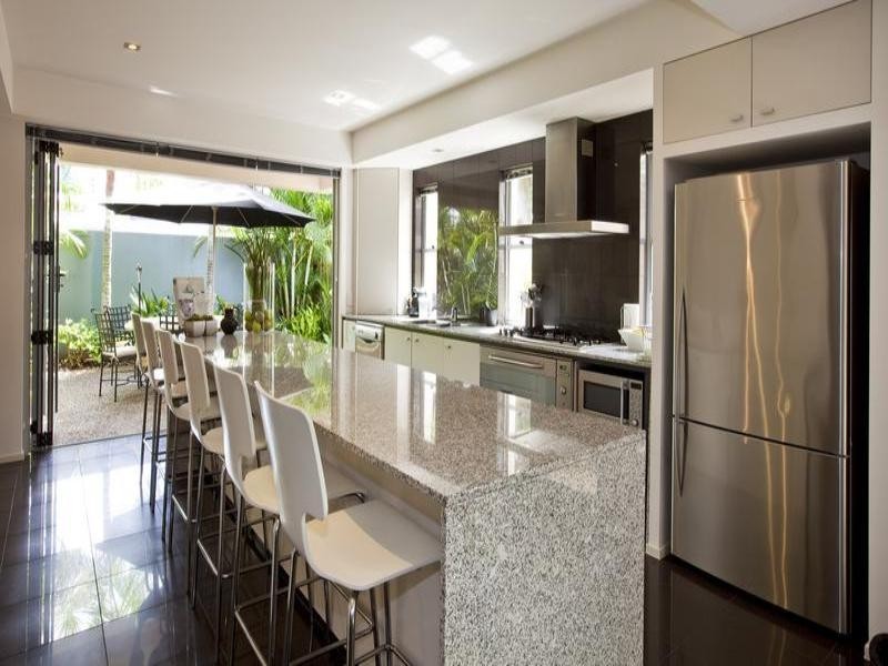 2/24 Mawarra Street, Chevron Island QLD 4217