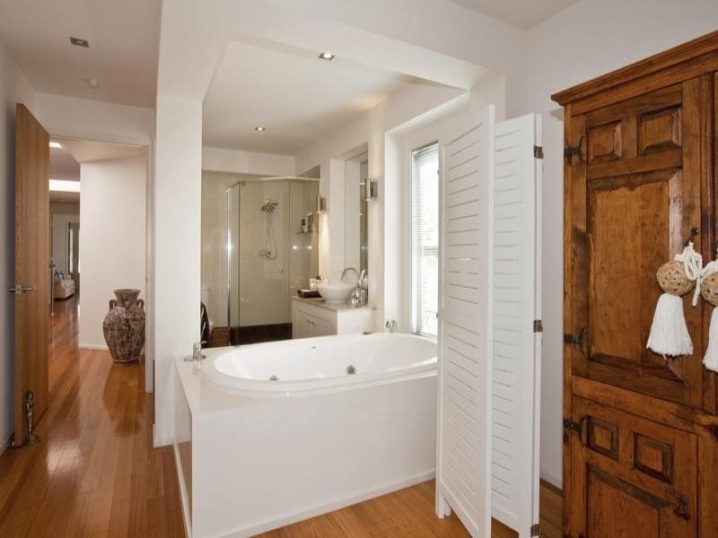 2/24 Mawarra Street, Chevron Island QLD 4217