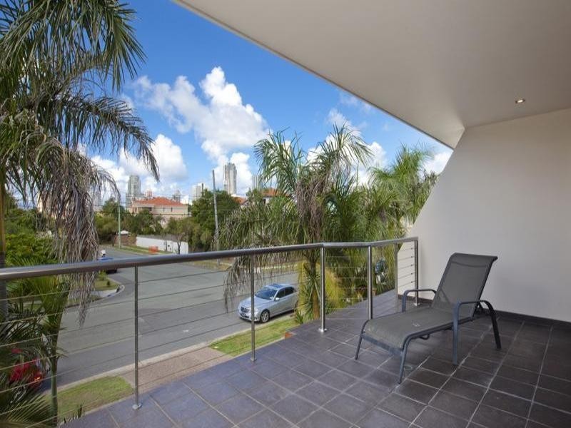 2/24 Mawarra Street, Chevron Island QLD 4217