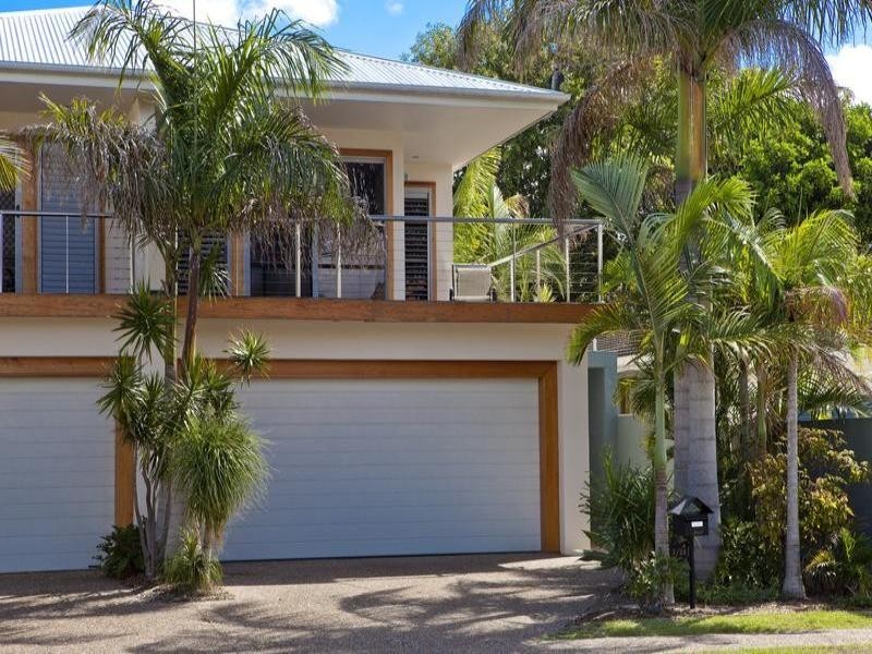 2/24 Mawarra Street, Chevron Island QLD 4217