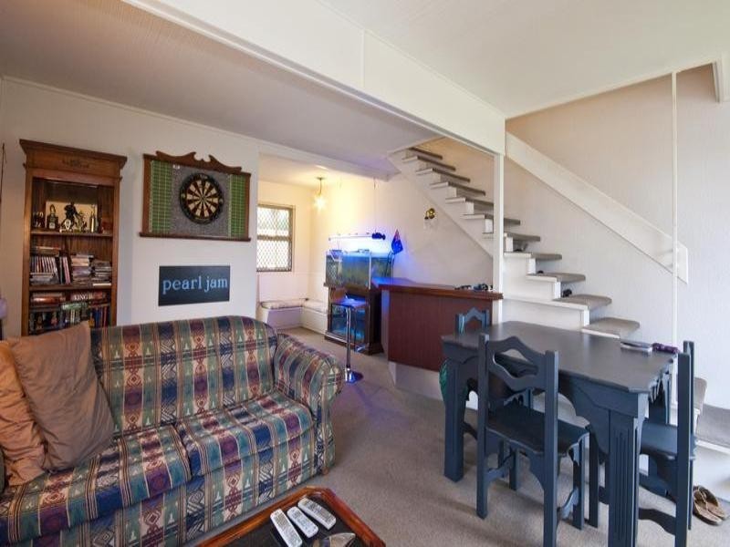 12 Paradise 12. 29 Tarcoola Crescent, Chevron Island QLD 4217