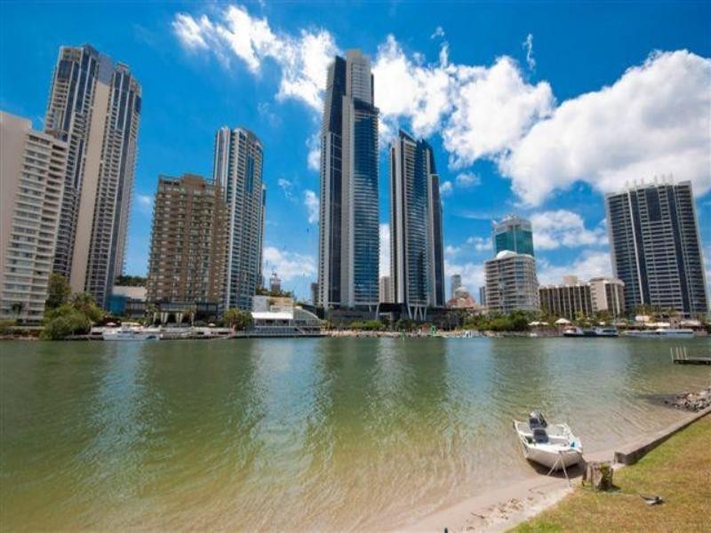 12 Paradise 12. 29 Tarcoola Crescent, Chevron Island QLD 4217