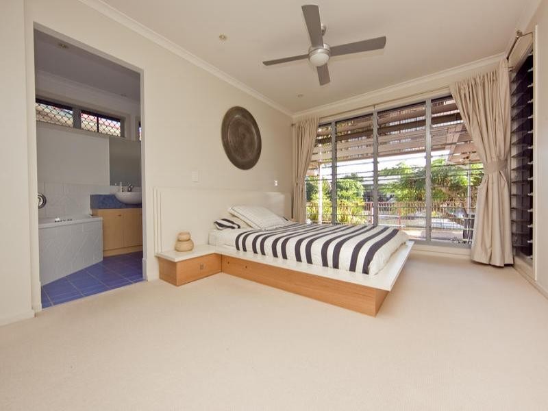 33 Rapallo Avenue, Isle Of Capri QLD 4217