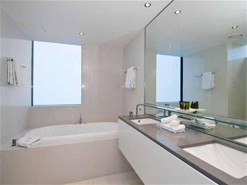 9 Ferny Avenue, Surfers Paradise QLD 4217