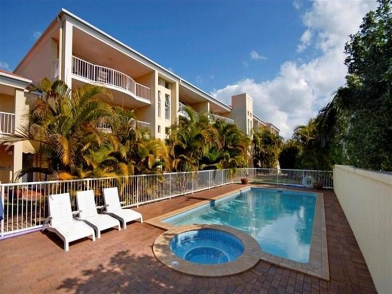 8 Dalpura Street, Chevron Island QLD 4217